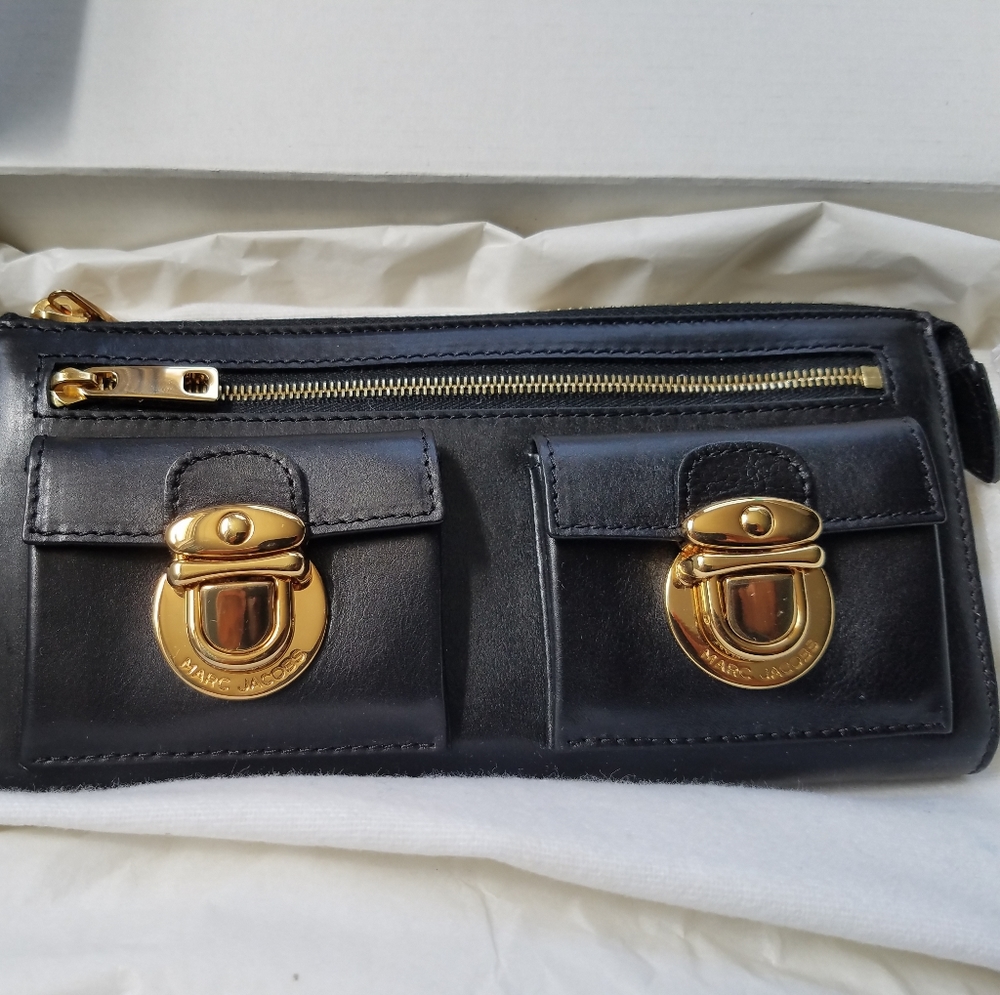 MARC JACOBS BLACK ZIP CLUTCH